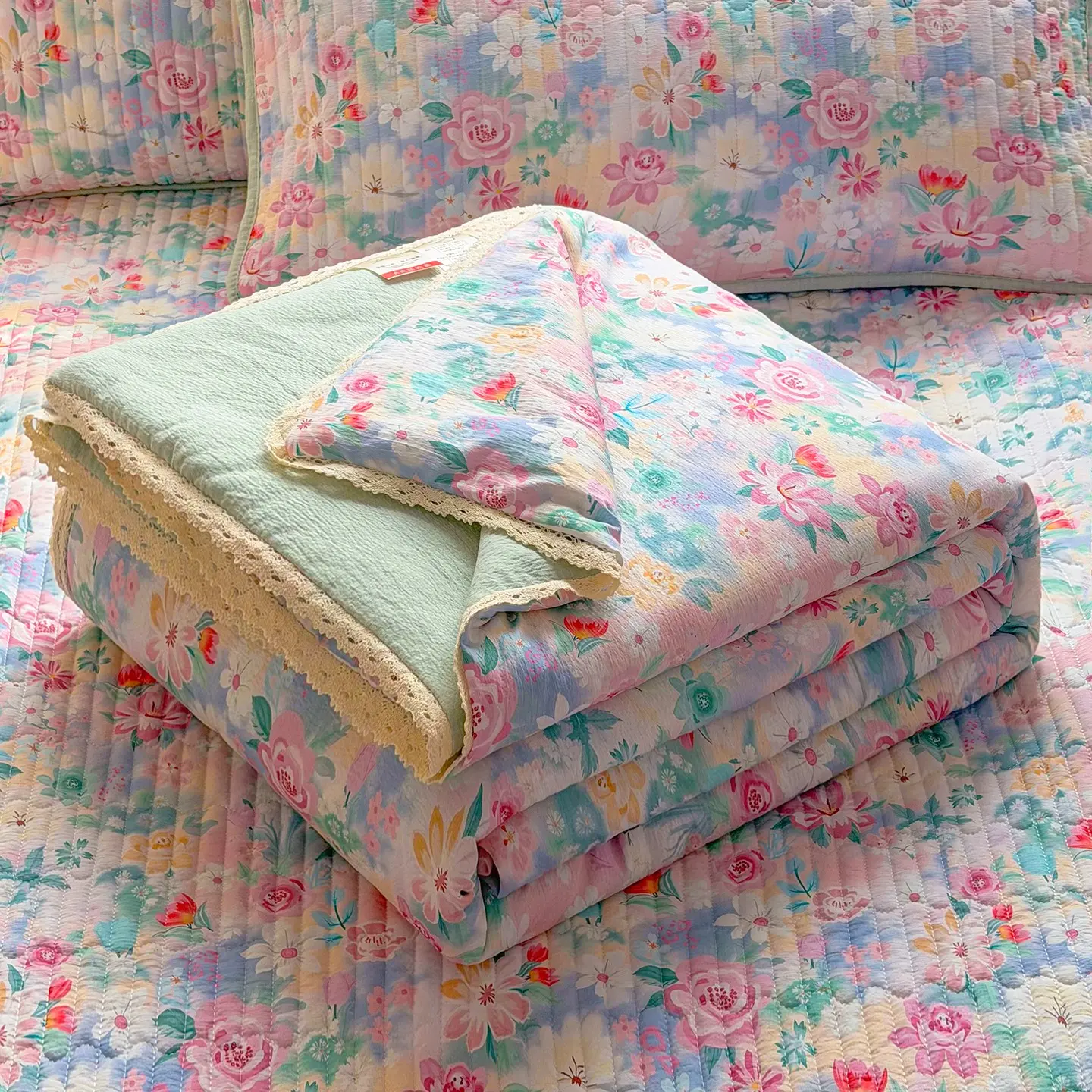 Lace-trimmed rustic floral summer quilt, ultra-soft skin-friendly air conditioning blanket, summer cooling quilt, Breathable summer quilt, Soft Lightweight Quilts, suitable for summer bedrooms, offices, leisure use