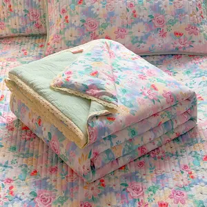 Lace-trimmed rustic floral summer quilt, ultra-soft skin-friendly air conditioning blanket, summer cooling quilt, Breathable summer quilt, Soft Lightweight Quilts, suitable for summer bedrooms, offices, leisure use