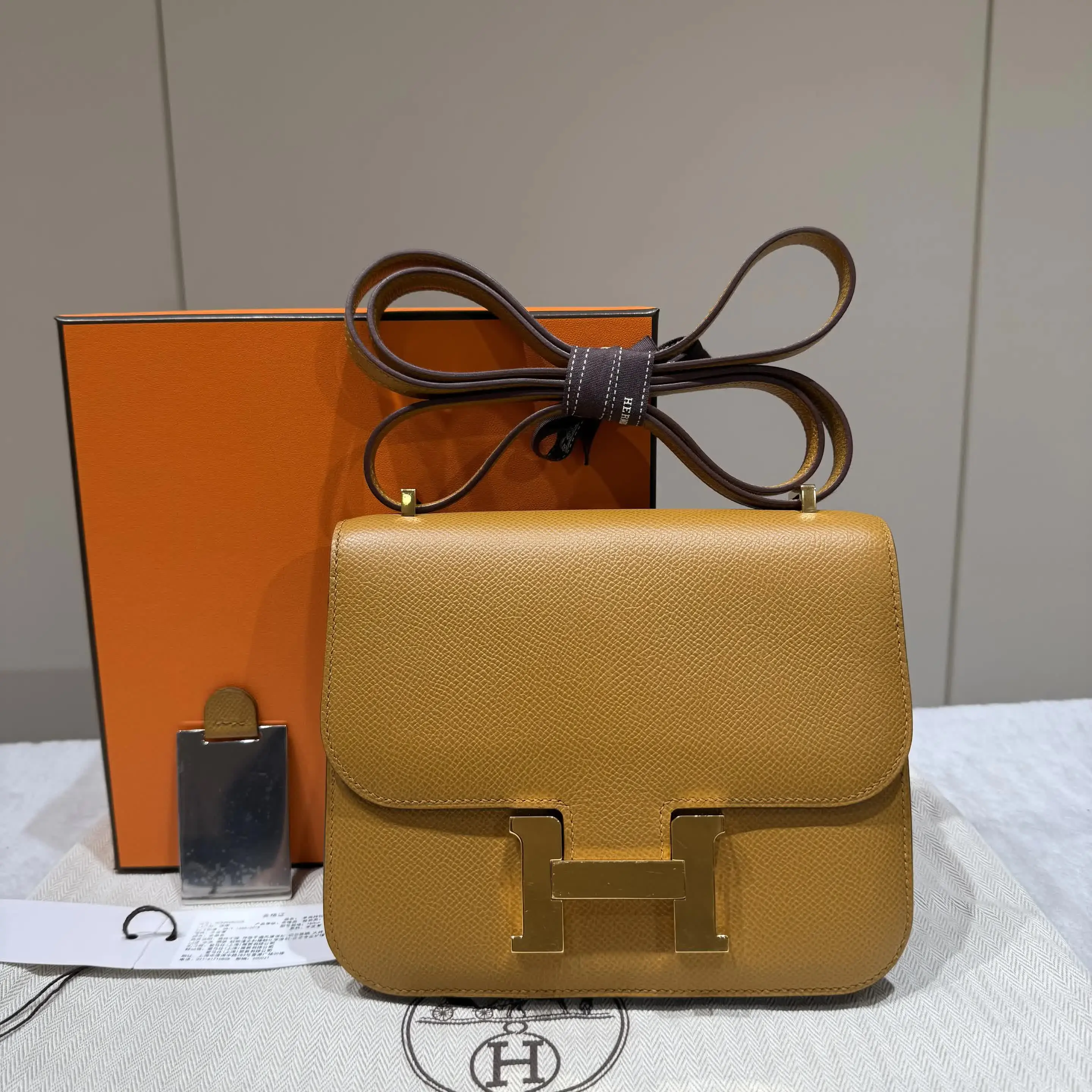 Pre-owned HERMÈS leather Shoulder Bags Constance B‑Stamp, Sesame Epsom Leather, Gold‑Tone Hardware 66016126 SH