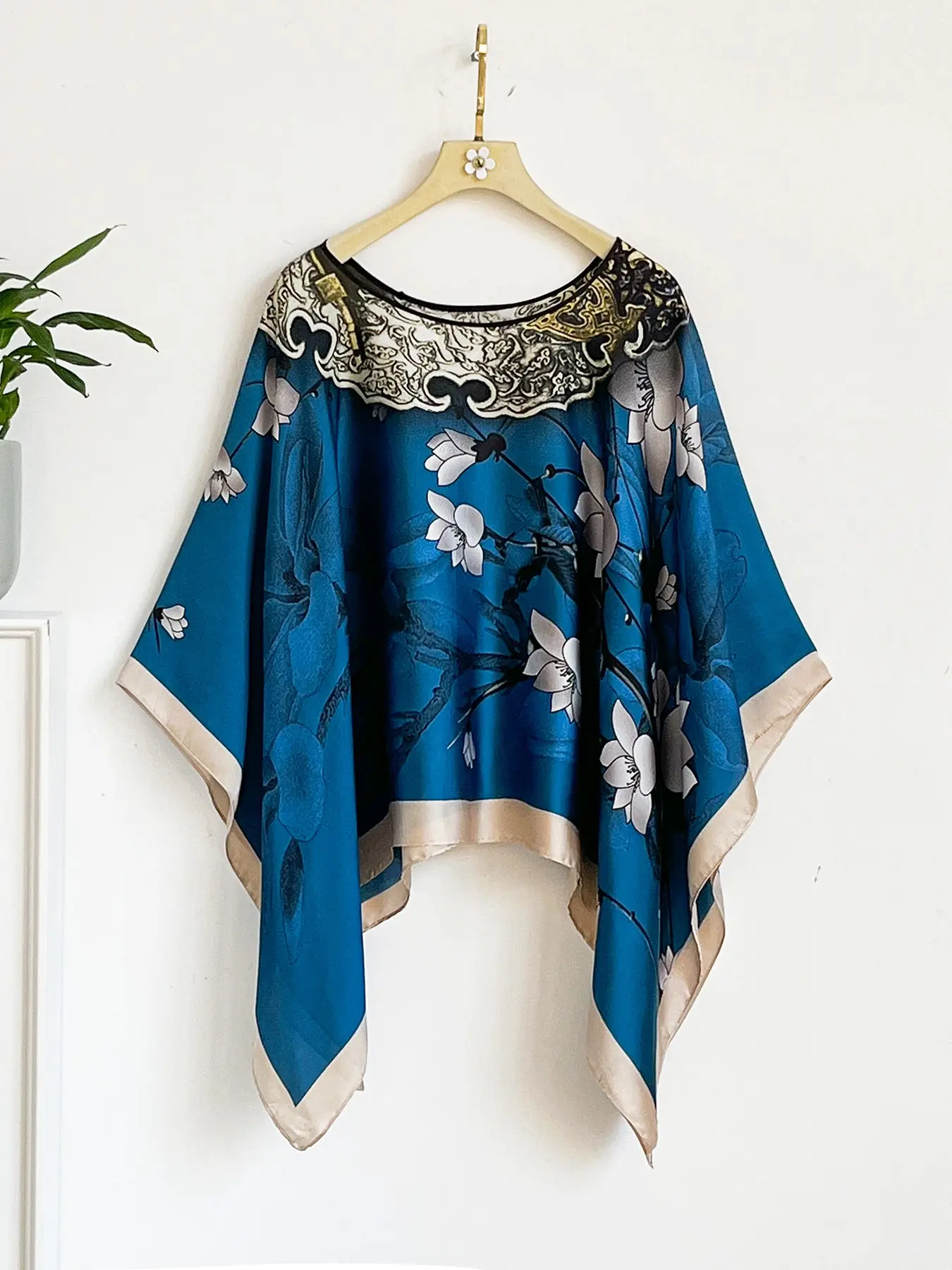 French Luxurious Floral Print Silk Feel Shawl, Windproof Sandproof Soft Scarf Wrap, Fashionable Versatile Style for All Seasons, Floral Pattern Shawl