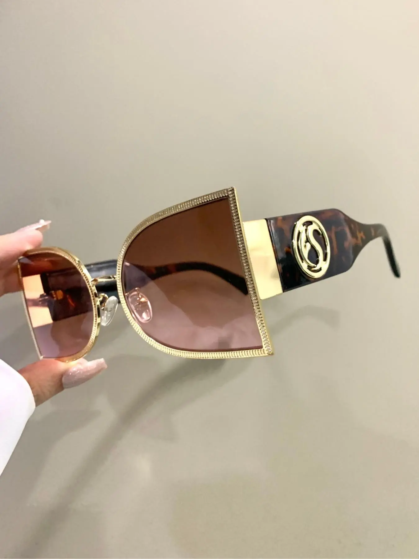 Vintage Trendy Ombre Tortoiseshell Glasses, Retro Fashionable Trendy Eyeglasses for Women, Wide Frame Legs Eyewear for Outdoor Activities, Trendy Beach Eyewear, Stylish Glasses