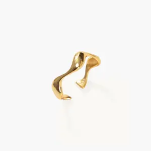 en route Gold Wave Ear Cuff, Elegant Wavy Design with a Polished Finish, Non‑Pierced Statement Piece for Layered Styling, Everyday Chic & Minimalist Glow