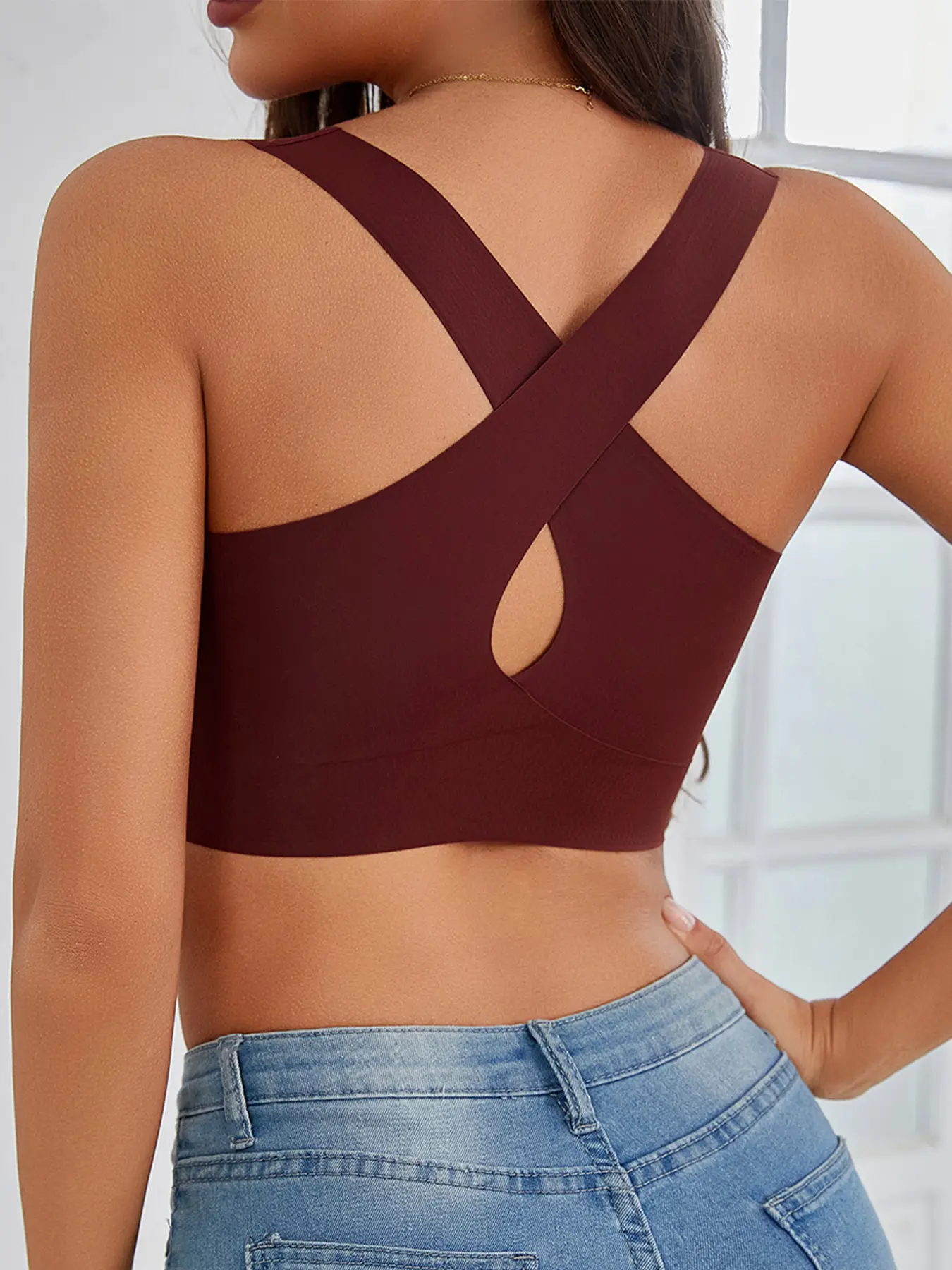Women's Criss Cross Back Yoga Sports Bra, Solid Fitted Top with Cutout for Gym Workouts and Fitness
