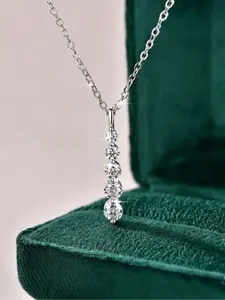 14k gold-plated moissanite pendant necklace for women, featuring five stones, is fashionable, elegant, and versatile, perfect for daily wear, vacations, dates, and other occasions. It also makes a delightful and exquisite small gift
