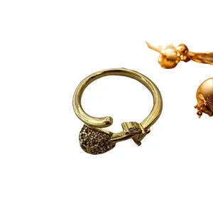 Rosa Eterna Floral Ring with Sparkling Rhinestone Accents 14k Gold Chapa for Festive Elegance Unique Design Ideal for Special Occasions