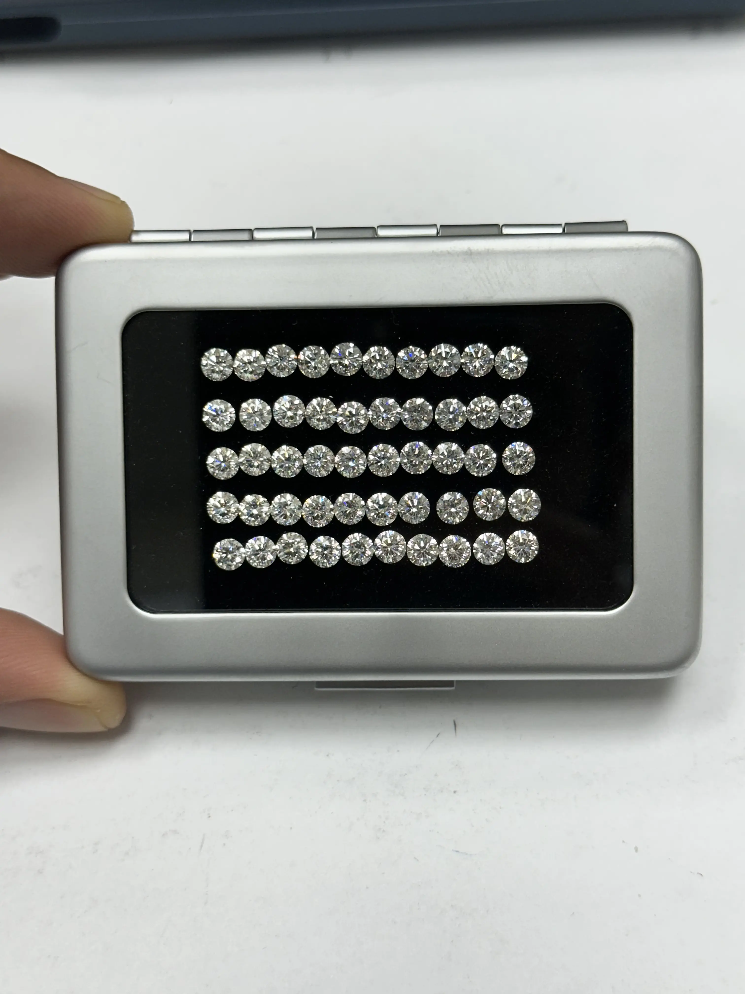 Unisex Round Excellent Cut VVS/VS Non-Certified Lab-Grown Diamonds, 25-Pointer, 50-Piece Set