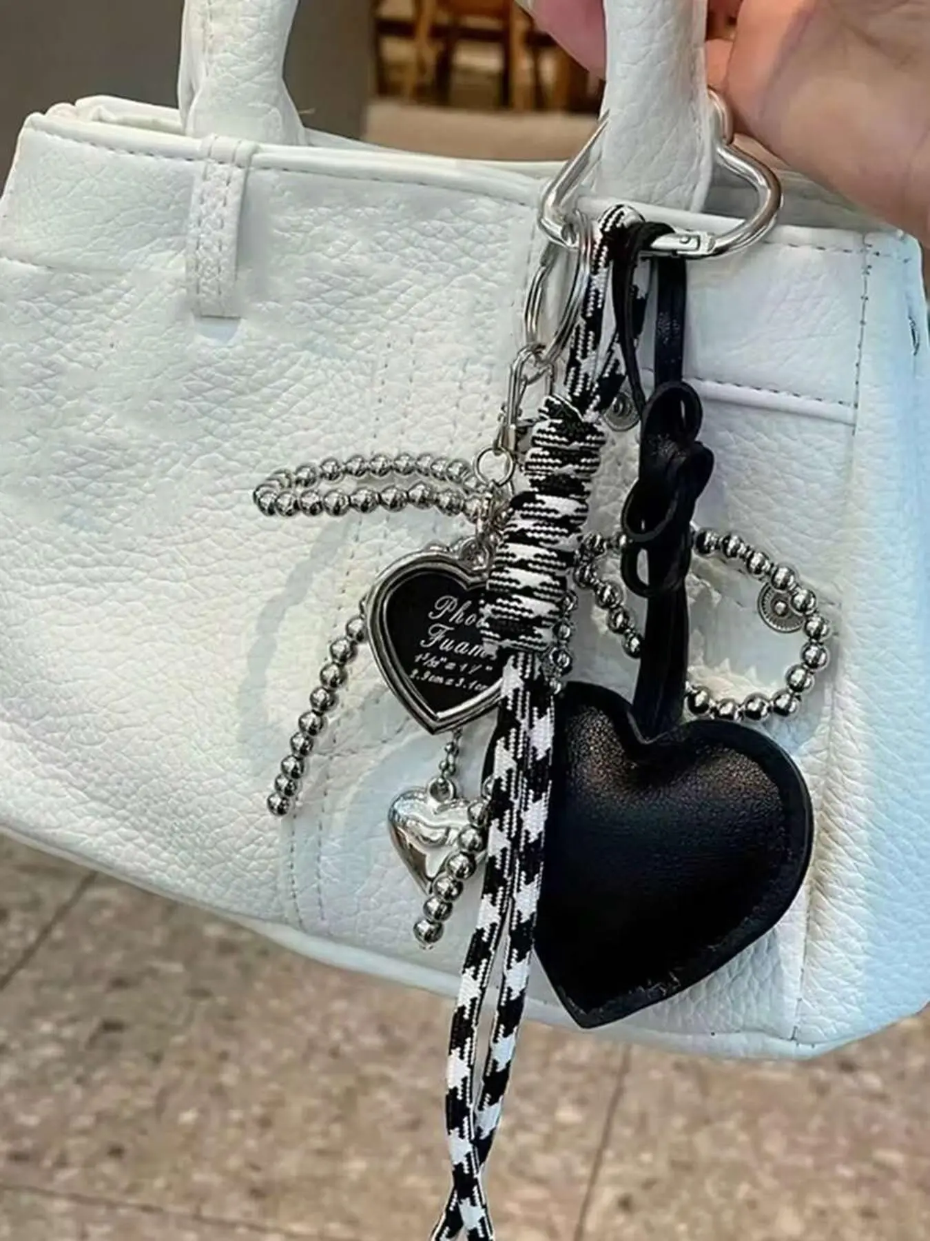A niche, personalized, and refined ambiance pendant featuring bow and heart design elements, with braided lanyard decoration for easy portability. Versatile in use, suitable as a bag pendant or keychain, ideal for commuting and shopping Bag Charm Keychain