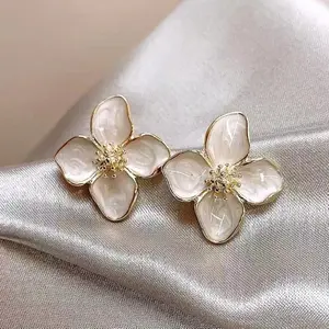3 pairs of Personality, temperament, four-leaf clover oil stud earrings, simple Roselle three-dimensional earrings, high-end earrings, suitable for spring shippin shopping spree random shipping live
