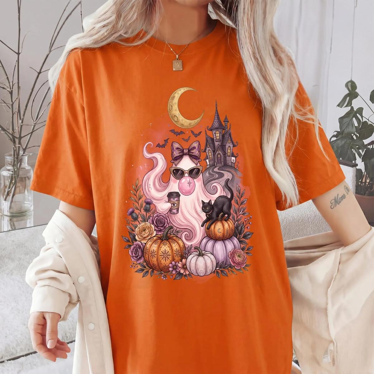 Comfort Colors Spooky Ghost T-Shirt – Pink Ghost Wearing Bow And Sunglasses Blowing Bubblegum With Coffee Cup, Black Cat On Pumpkins, Crescent Moon Bats And Haunted House Graphic, Halloween Tee For Women, October Gift For Ghost Lovers And Cat Moms