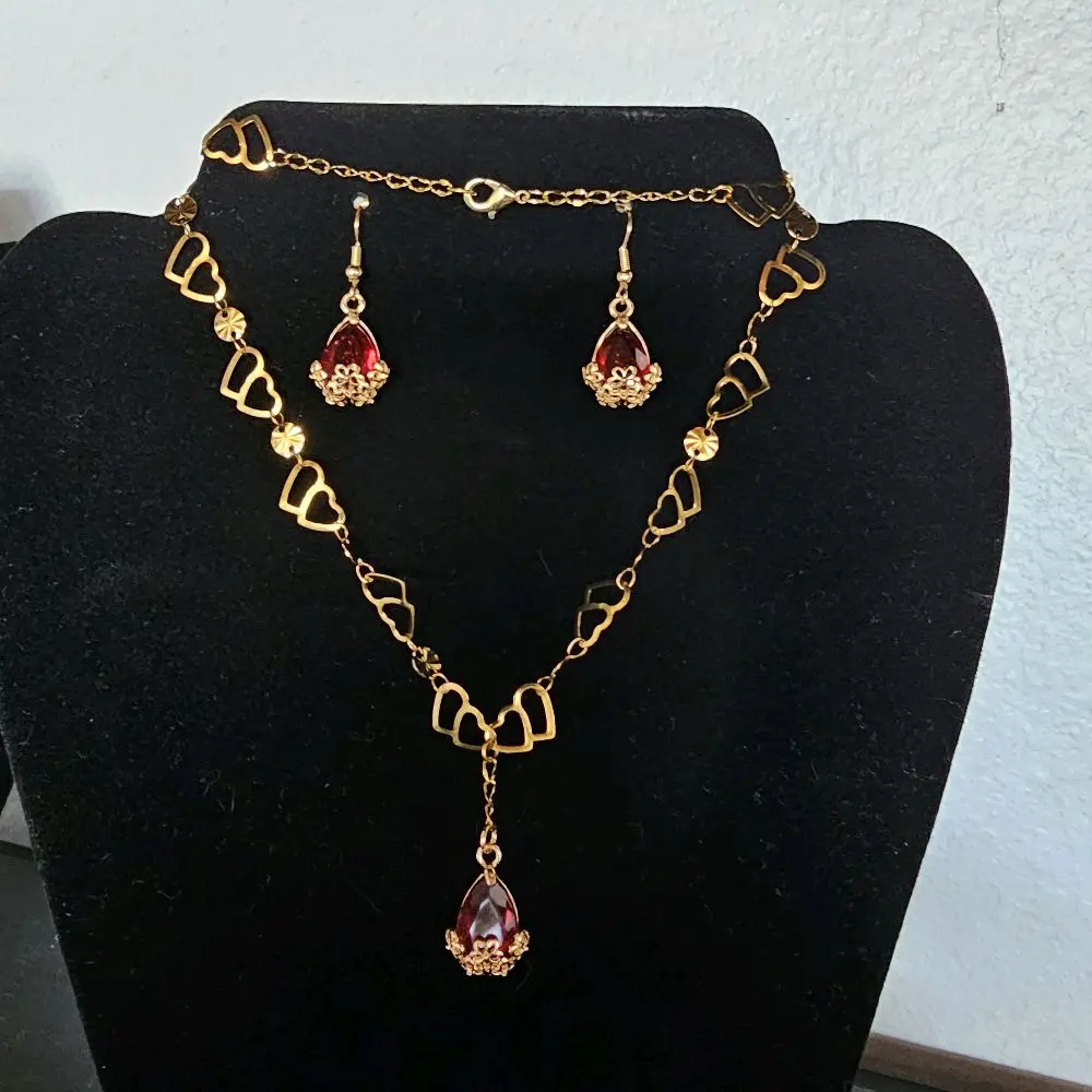 Burgundy Pended Heart Gold Chain Necklace with Matching Earrings Set for Elegant Outfits