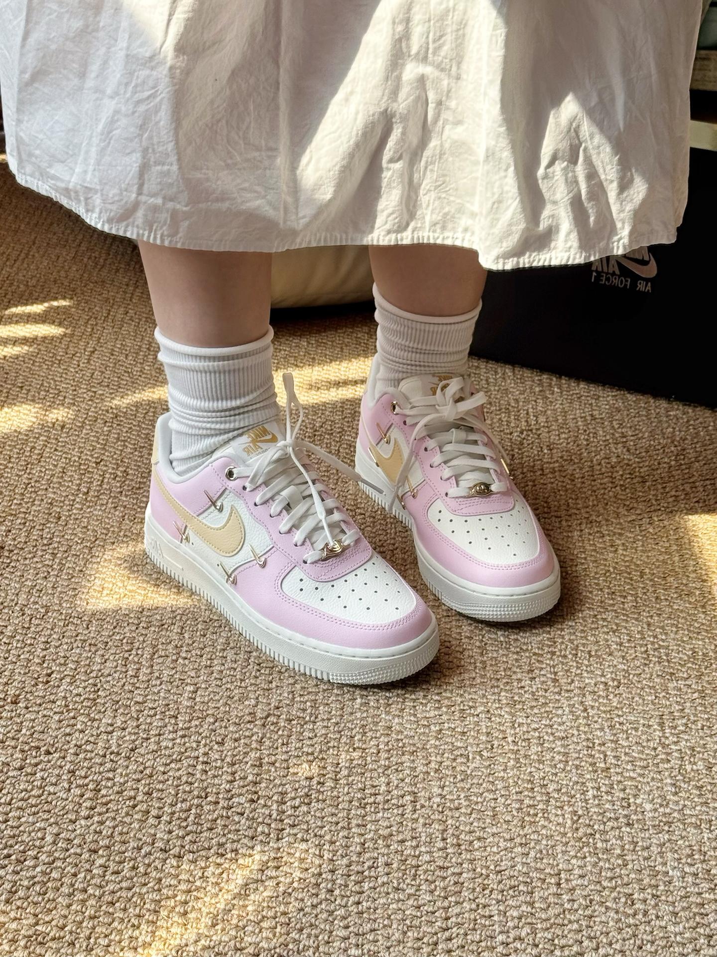 Nike Air Force 1 '07 LX Low-Top Sneakers for Women in Pink and White with Comfort Versatility and Slip-Resistant Durability nike 2000 Sports Shoes Classic flats Footwear Trainer