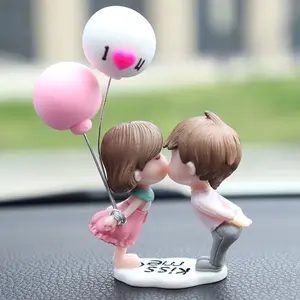 Cute Kissing Couple Car Dashboard Ornament, Car Interior Decoration, Resin Material Lovey-Dovey Figurine with Heart Balloons, Valentine's Day Gift for Girlfriend