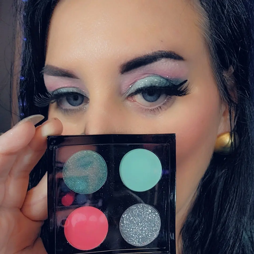 Freaky Friday Deal 3 Makeup brushes and Custom Quad Eyeshadow Palette: Pick your favorite eyeshadow colors