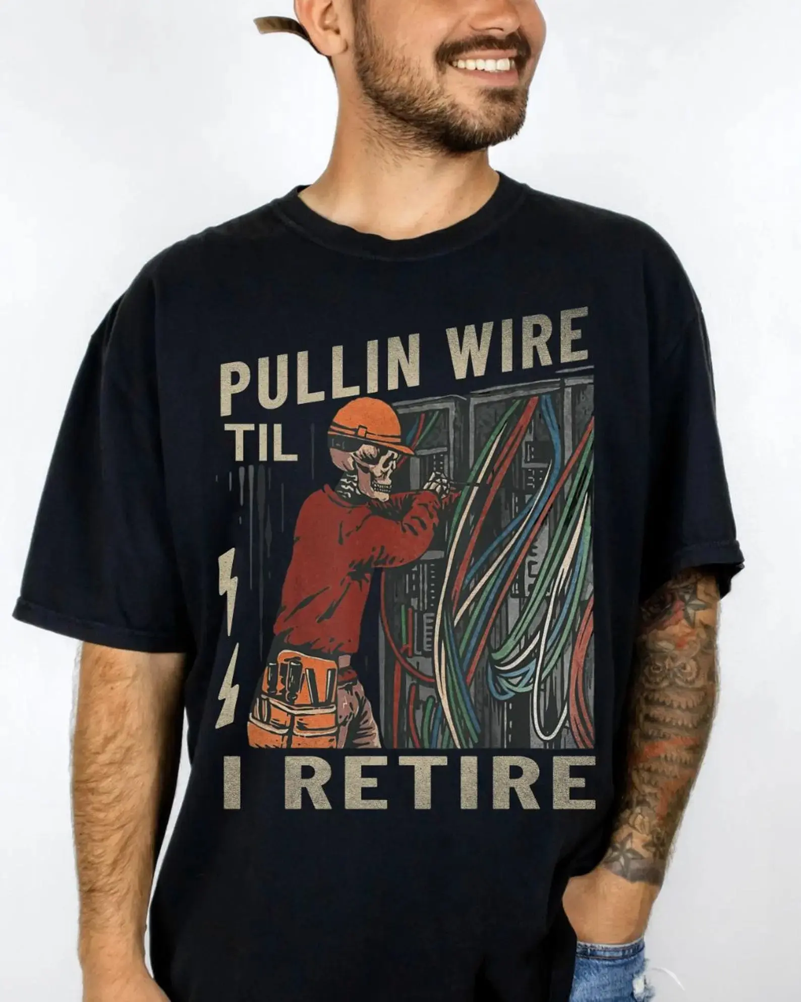 Pullin Wire Til I Retire Graphic Tee Electrician Skull Shirt Lineman Worker T Shirt Vintage Workwear Casual Cotton Short Sleeve Crew Neck Unisex Streetwear Fashion Top Everyday Wear Gift for Electricians Men Women