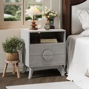 Garvee Moderno Soporte de Noche Estriado, mesita de Noche de Madera con estación de Carga, cajones y Estante de Almacenamiento para Sala de Estar y recámara