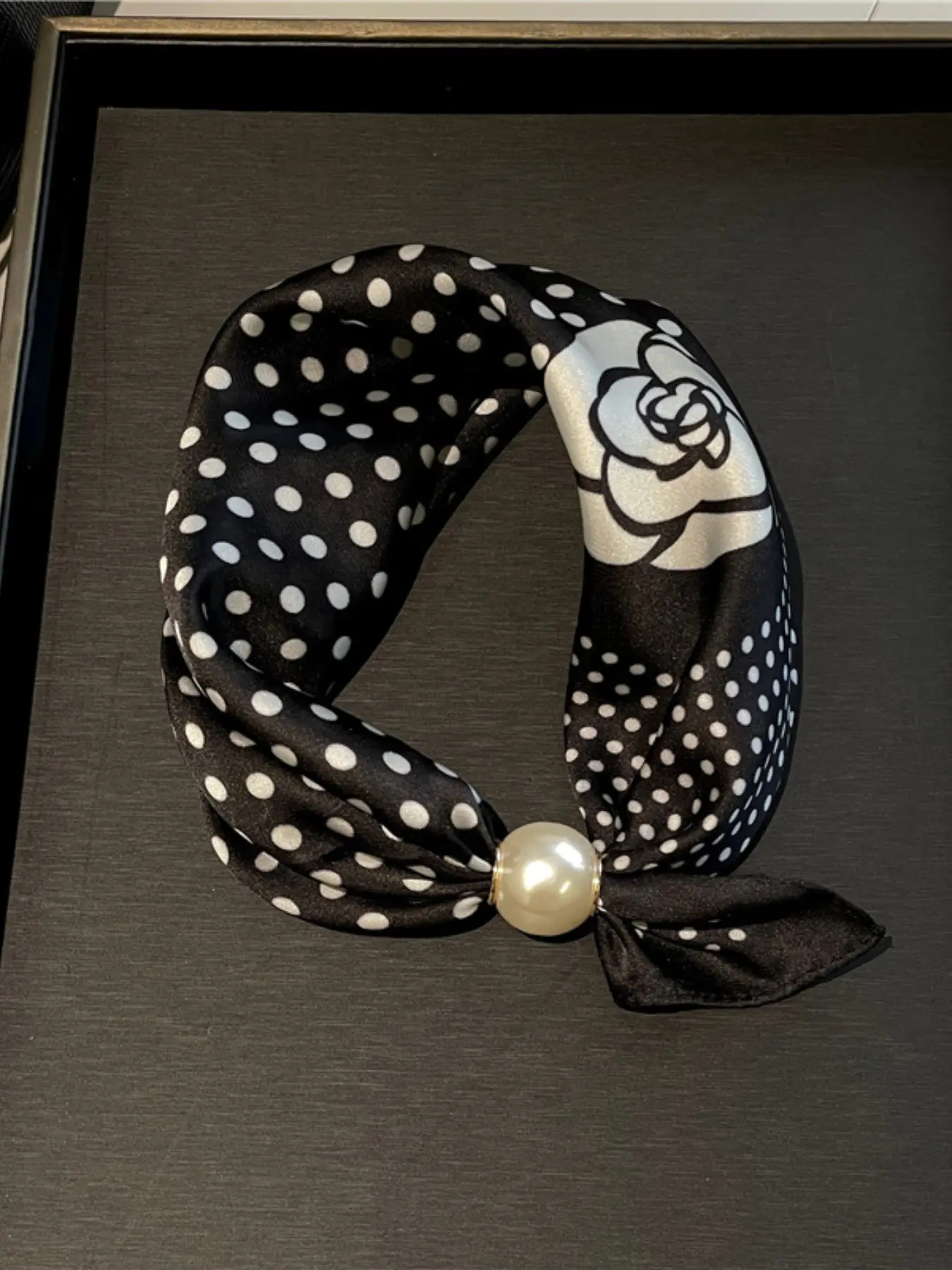 Pearl Magnetic Clasp Necklace Scarf, Camellia Polka Dot Pendant, Elegant Fitted Wrap, Soft Comfortable Fashion Accessory, Casual Soft Scarf, Wrap Shawl, Polyester Shawl