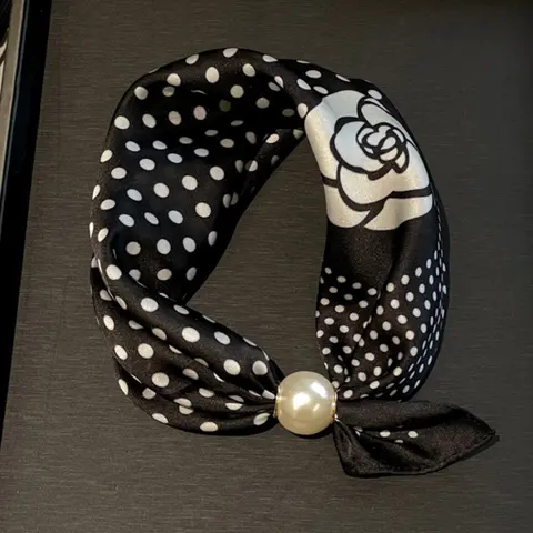 Pearl Magnetic Clasp Necklace Scarf, Camellia Polka Dot Pendant, Elegant Fitted Wrap, Soft Comfortable Fashion Accessory