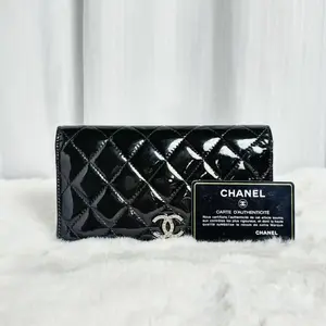 Pre-owned CHANEL Classic Quilted Patent Leather Bifold Wallet Black Silver CC |20939035