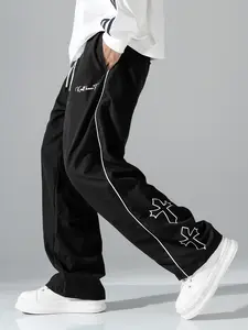 Men’s casual athletic wide-leg pants for spring and autumn, featuring a drawstring waist and letter print; loose wide-leg fit suitable for street fashion shoots, street dance practice, and weekend gatherings.