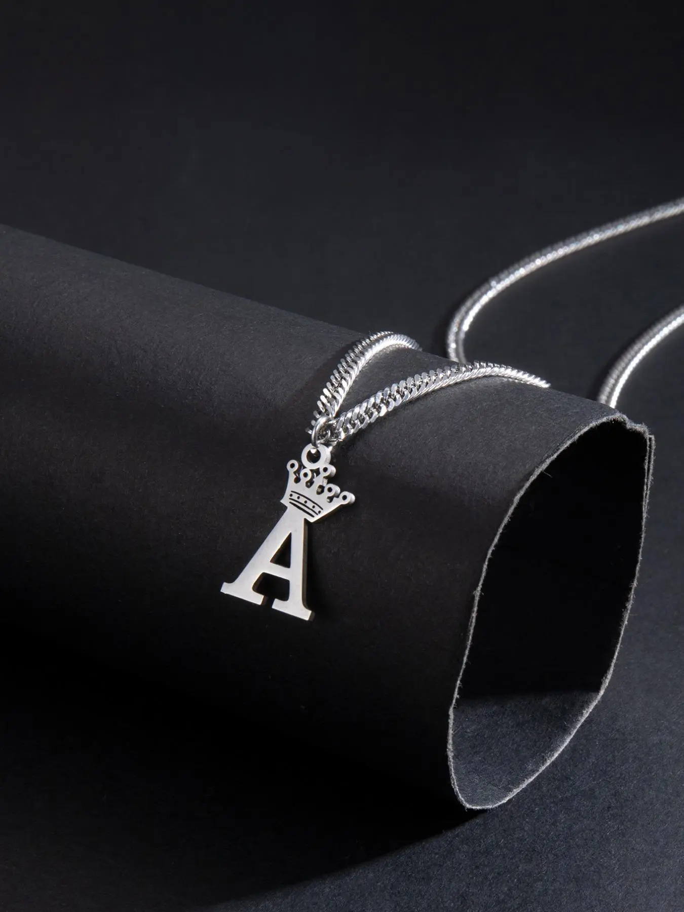 Simple Letter Detail Crown Decor Pendant Necklace Initial for Men & Women, Casual Matching Necklace Jewelry for Teens Gift, Classic Fashion Accessories for Daily Wear, Letters Necklace, Accessory Necklace, Alphabet Detail Pendant, Casual Style Necklaces