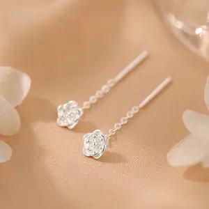 A pair of super fairy-like rose flower earrings, simple style, small and elegant camellia tassel earrings.