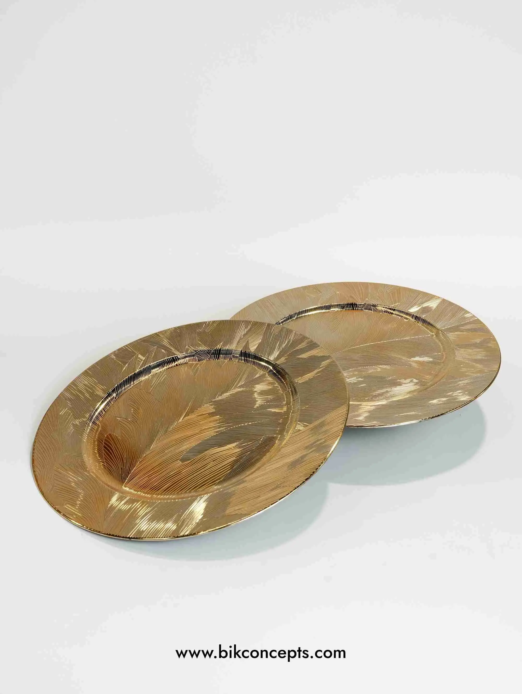 Gold Round Wedding Chargers, Set of 6 – Luxury Tropical Leaf Decorative Charger Plates 13 inch for Weddings, Events, Fine Dining, Table Settings & Home Décor  Reusable