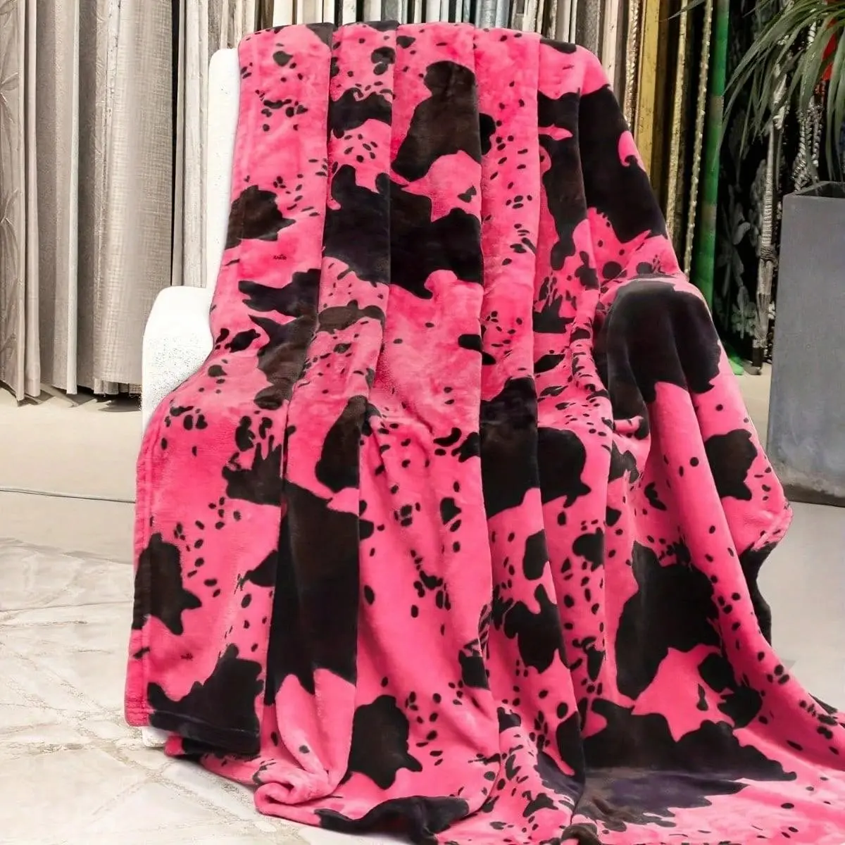 Hot Cow Print Throw Blanket, Soft & Lightweight Flannel, Ideal for Sofas, Office Naps, Camping, Car Rides, Bedroom Decor, Gift for Women, Girls, Teens
