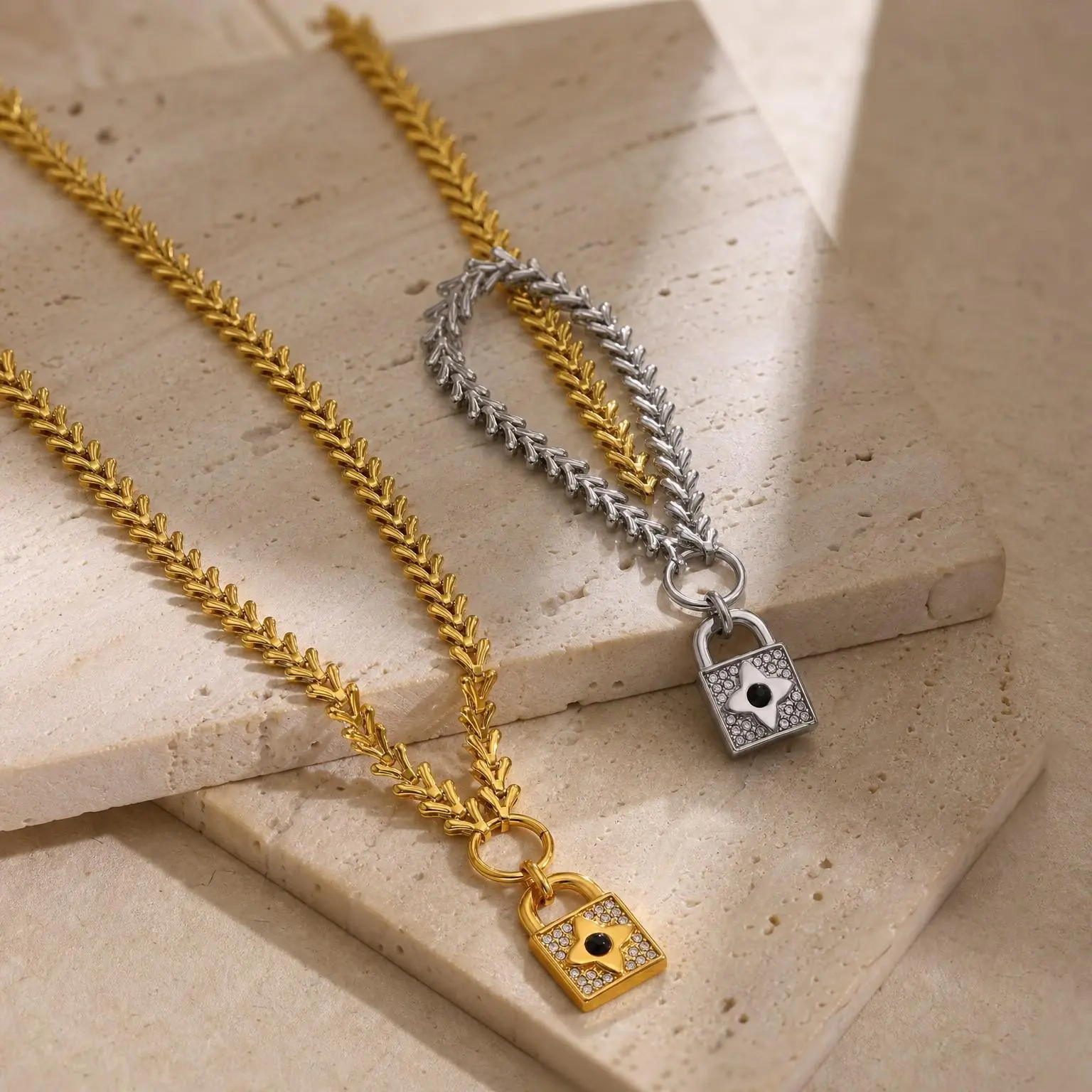 Four Leaf Clover Diamond Studded Lock Necklace, Stainless Steel, Unisex Fashion Jewelry, Perfect Gift for Daily Wear & Travel