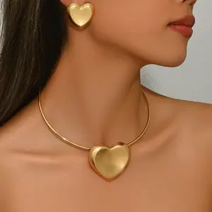 Sweet and fresh women's heart necklace and earrings, niche geometric round choker design, versatile collarbone chain and earrings