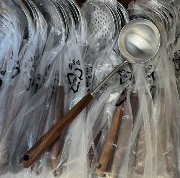 English: Solid wood handle stainless steel soup ladle, heat insulation, no scald while cooking hot pot