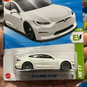 White Tesla Model S Plaid 1:64 scale Diecast car