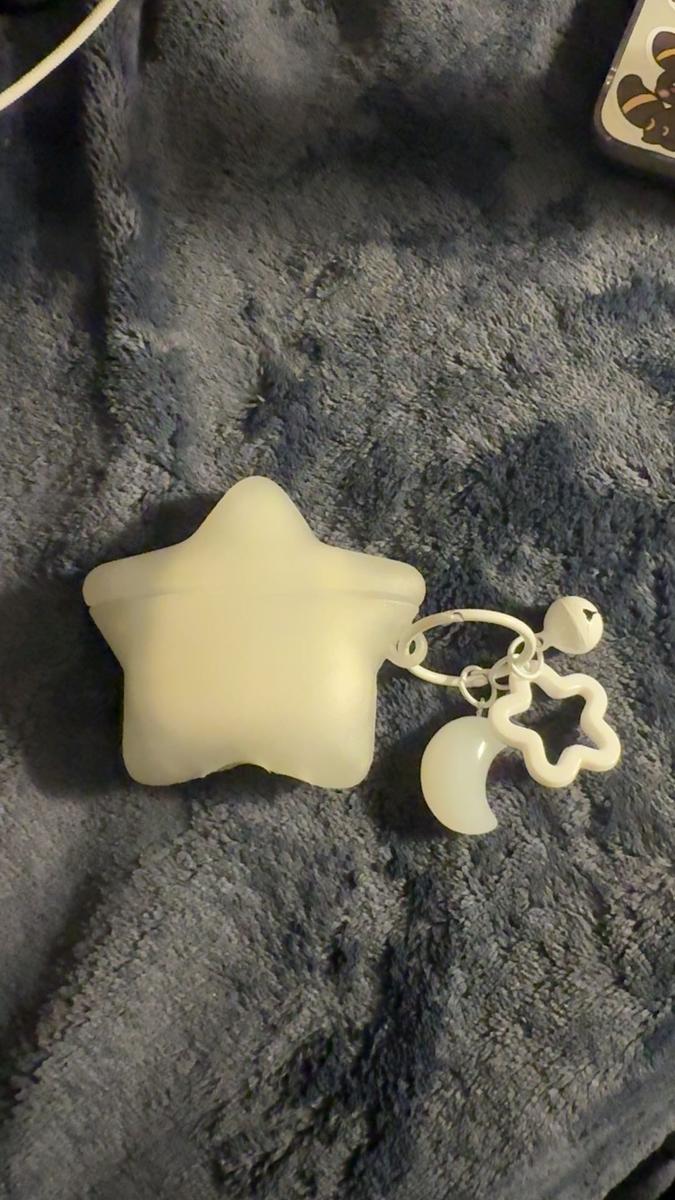 Item: Gray (includes pendant), AirPods 4