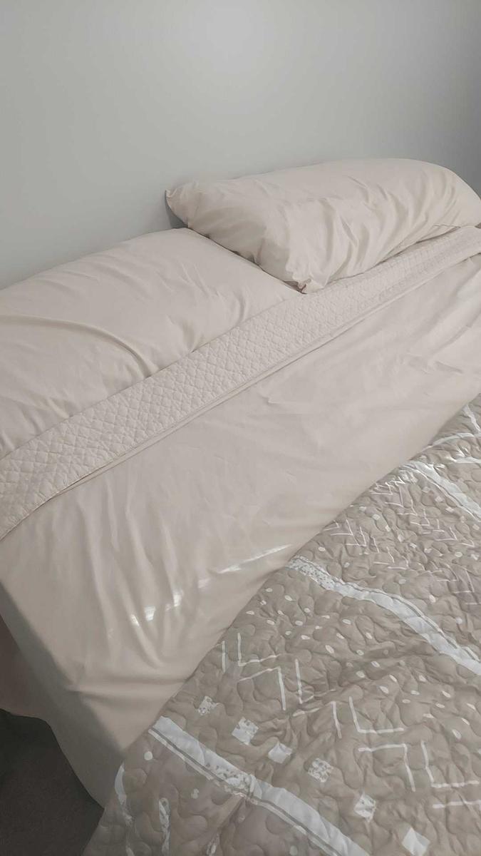 Item: IVORY-CREAM, Queen