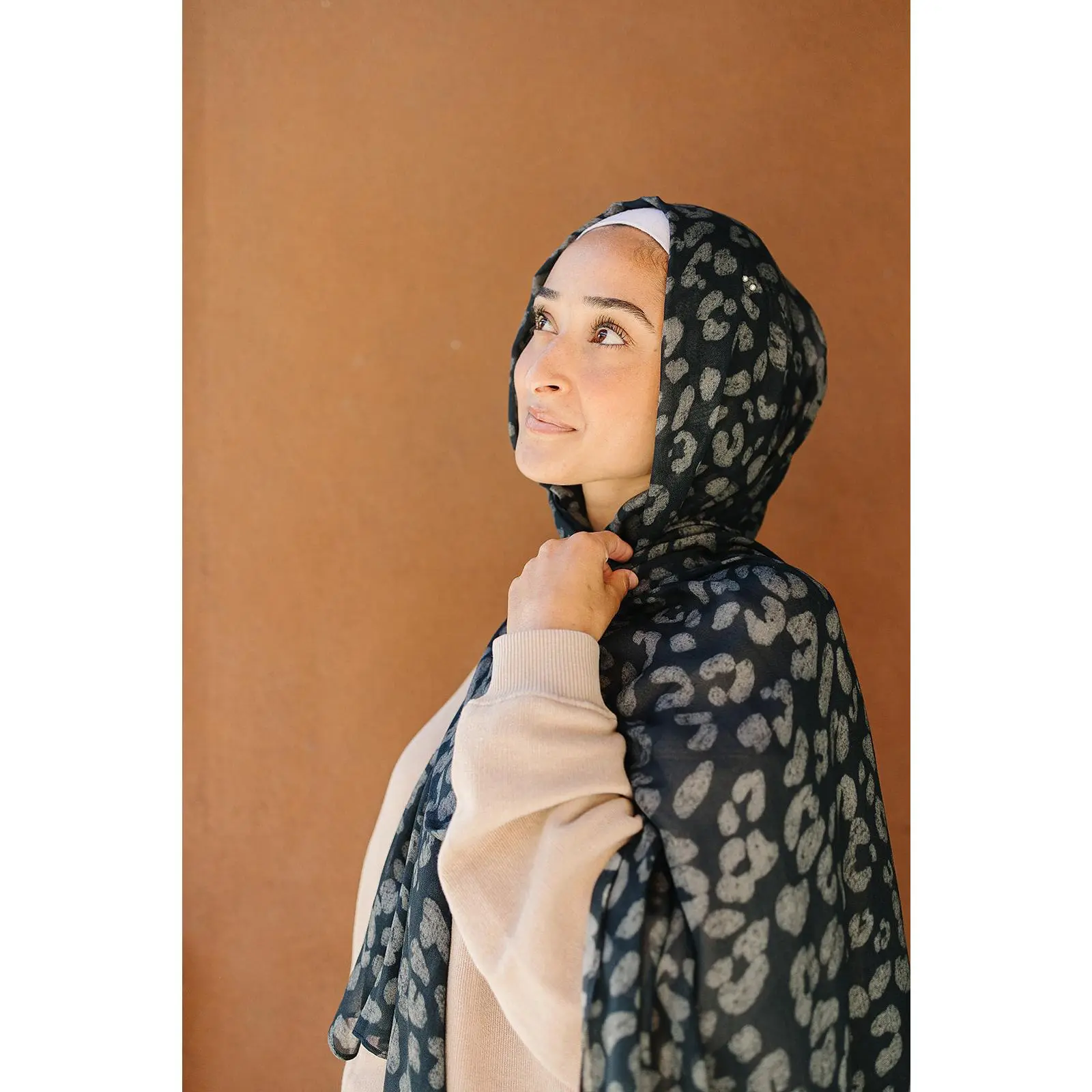 Bamboo Woven Printed Hijab - Leopard Charcoal