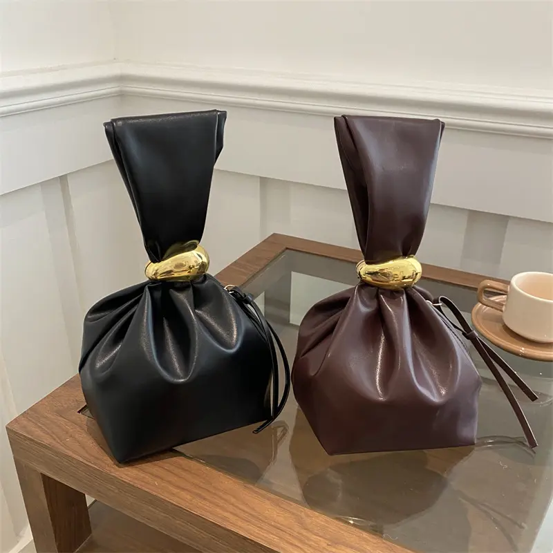 Vintage pleated bag for women, new simple design, stylish women's bag, niche personality, large capacity, beautiful bucket bag