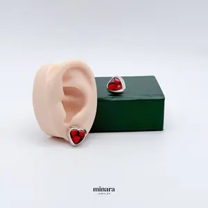 MINARA 950 Silver ARETE HUAYRURO Corazón. Heart-shaped earring made with huayruro seeds encapsulated in resin.