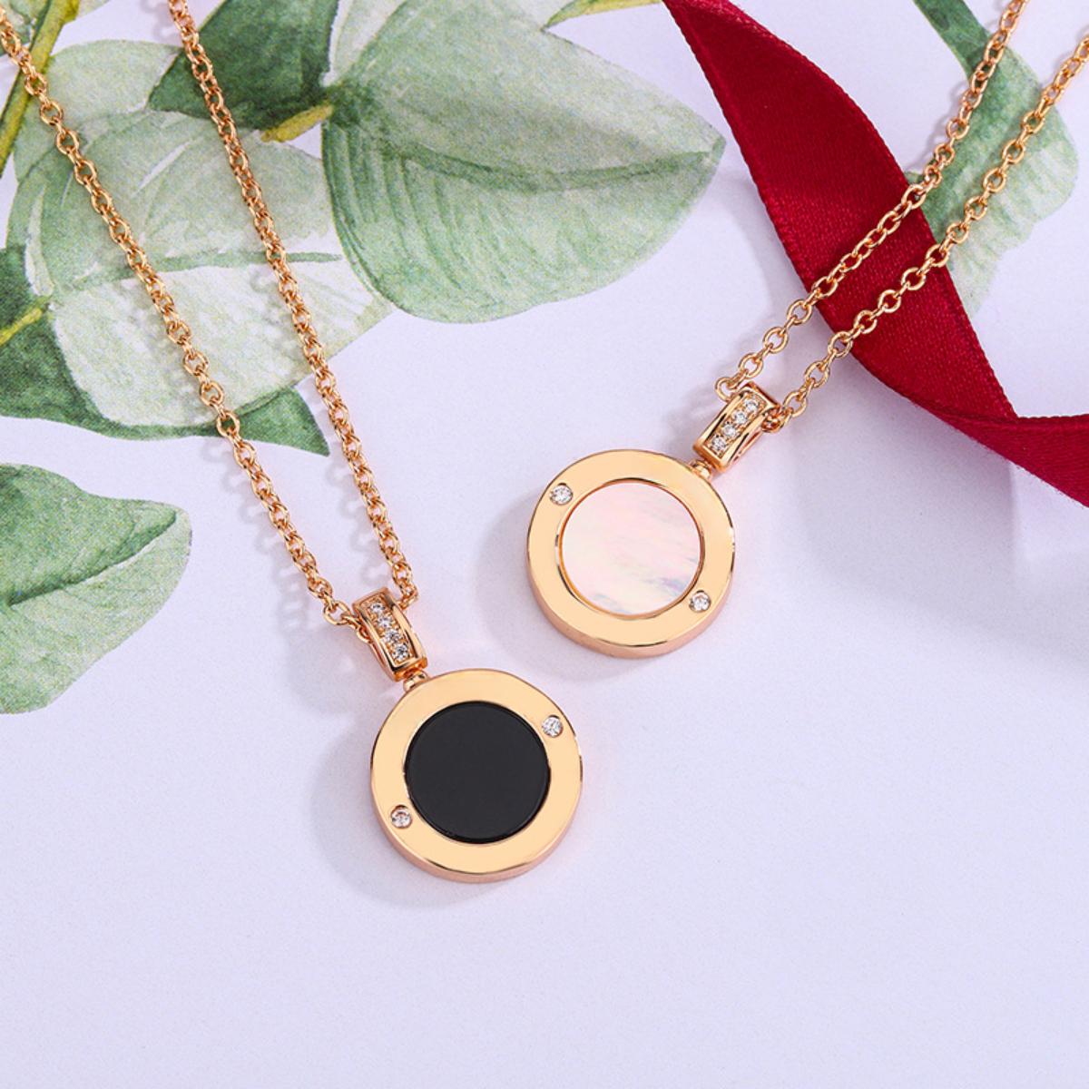 Gold Double-Sided Round Coin Necklace for Women, Black Agate & White Mother-of-Pearl Clavicle Chain with Roman Letters, Light Luxury Minimalist Jewelry