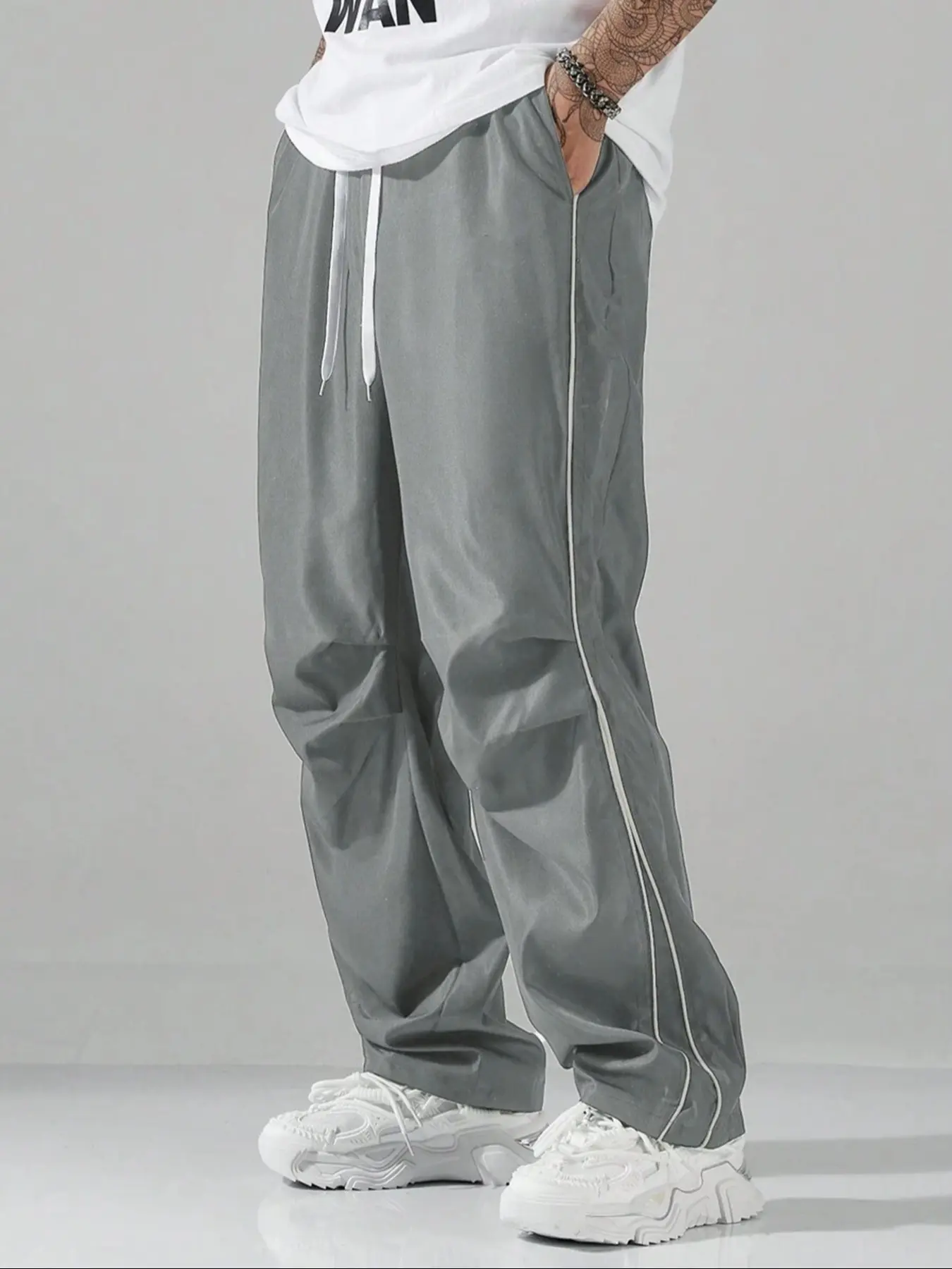 Men's casual sports straight through trousers, regular version, with stripes on the side, loose and casual elastic waistband with pockets, wide-leg running pants comfortable daily wear.