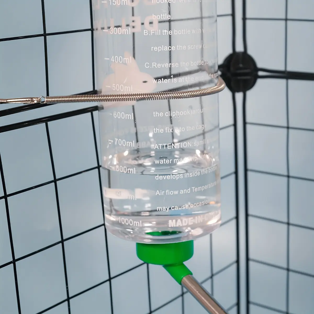 1PC 33.81oz Capacity Convenient Hanging Water Bottle For Small Animals - Perfect For Rabbits And Guinea Pigs, Hangable