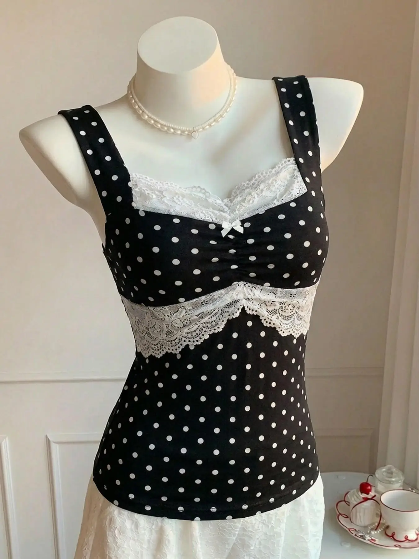 SummerWins Coquette Vibe Cute Black White Polka Dot Lace Trim Cami Top Y2K Vintage Sweetheart Neck Tank Top Slim Fit Ruched Bow Detail Sleeveless Top Aesthetic Cottagecore Outfit for Daily Wear Date Night and Casual Errands