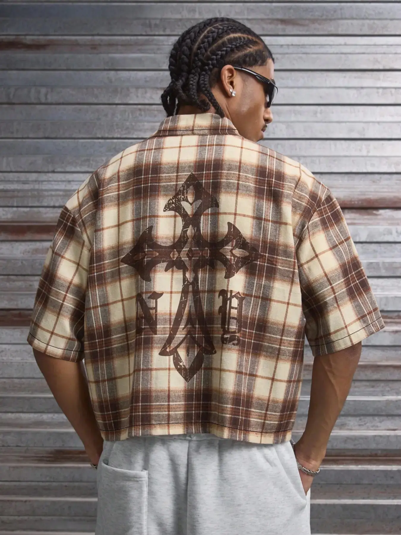 Vintage Wash Cross Graphic Print Cropped Flannel Shirt, Neutral Tone Brown Plaid Short Sleeve Button Up, Streetwear Oversized Crop Top Shirt for Fall, Skate & Hip Hop Casual Outfits, Casual Stylish ClothingGift.