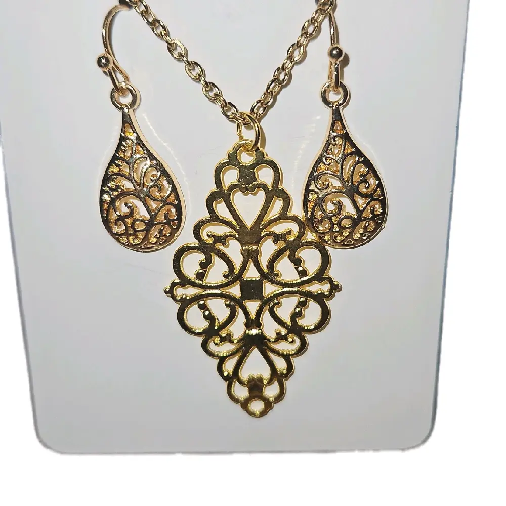 Gold Charm Pendant & Earrings 0127