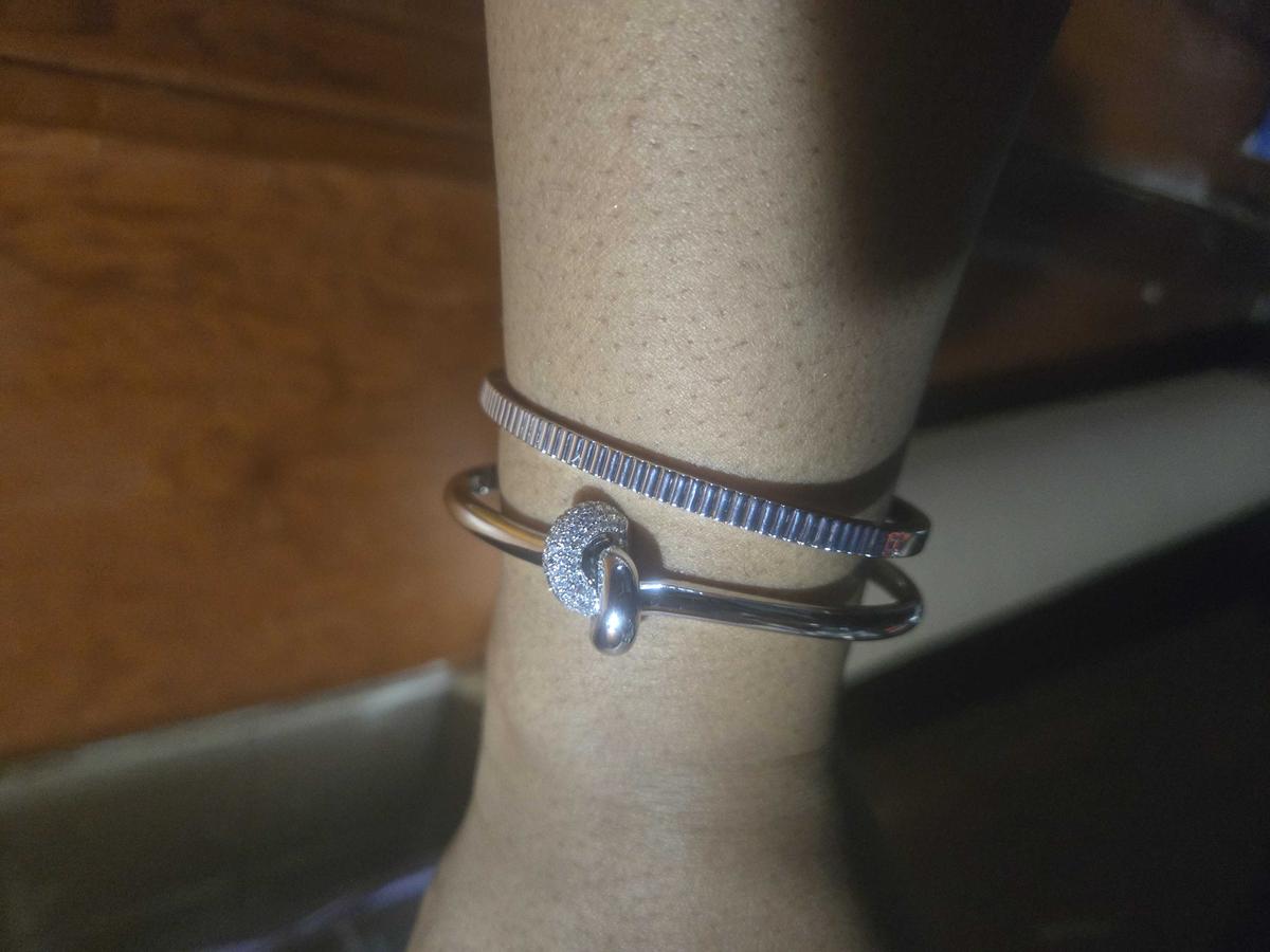 Item: Silver, Medium - 7"