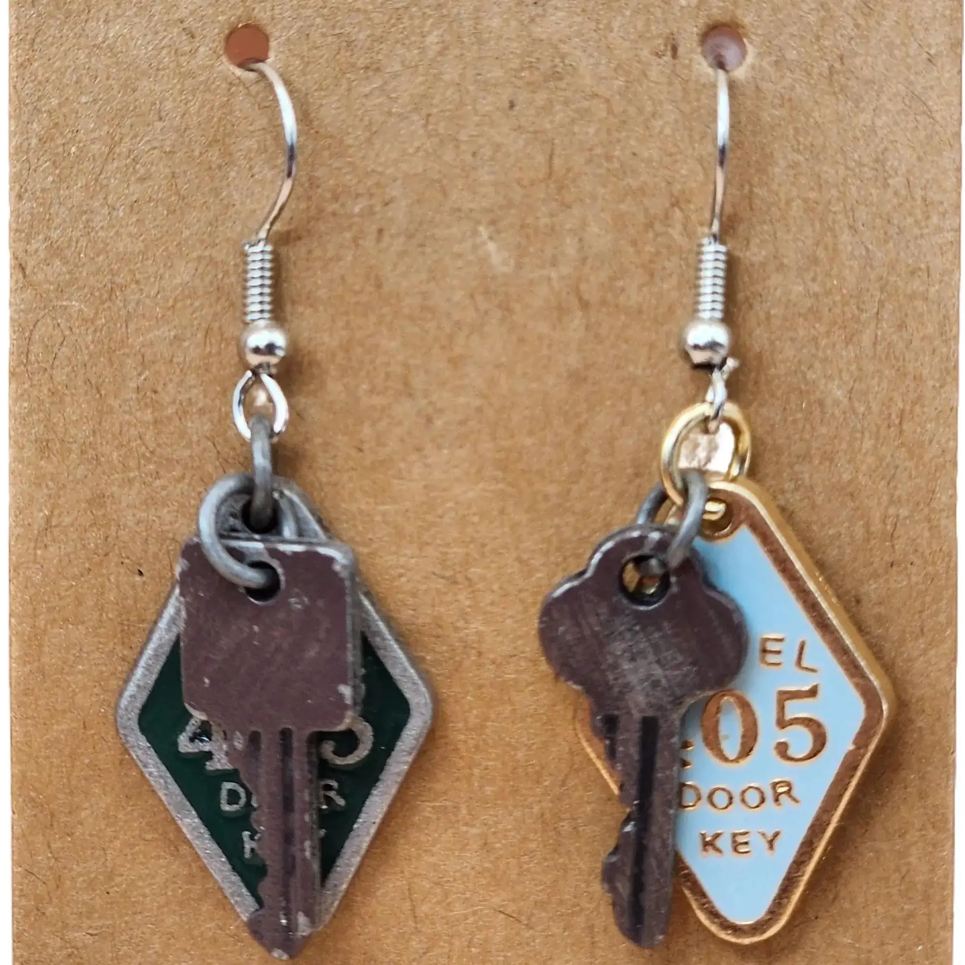 Vintage Hotel Key and Tag Drop Earrings Unisex Retro Style Door Key Charm Jewelry Elegant Design & Versatile Appeal