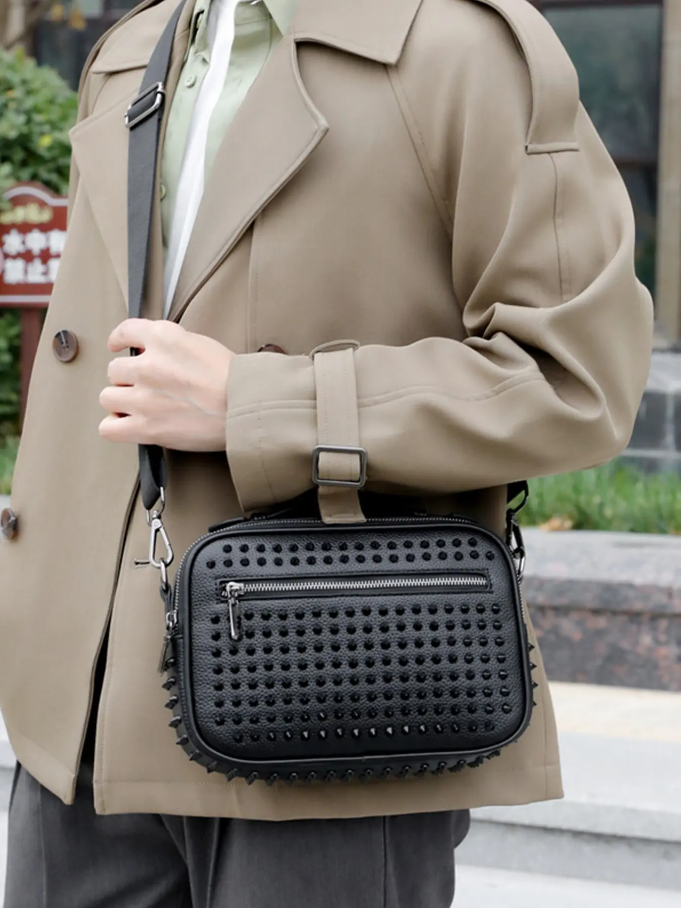 1pc Men's single shoulder crossbody bag, Crossbody messenger bag, with solid color zipper closure, high-quality PU rivets, versatile, practical, suitable for daily meals, dates, shopping