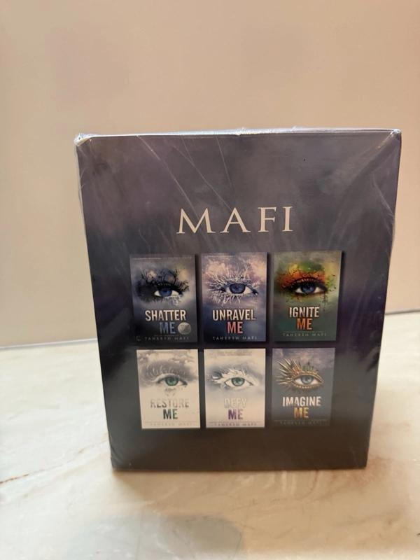 Shatter Me Series 6-Book Box Set: Shatter Me, Unravel Me, Ignite Me, Restore Me, Defy Me, Imagine Me - Paperback