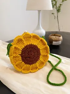 Fashionable crochet women's crossbody bag, Casual Crossbody Bags, simple and elegant flower shaped women's bag, exquisite and stylish women's leisure bag, suitable for daily use such as commuting, shopping, dating, parties, and going out.