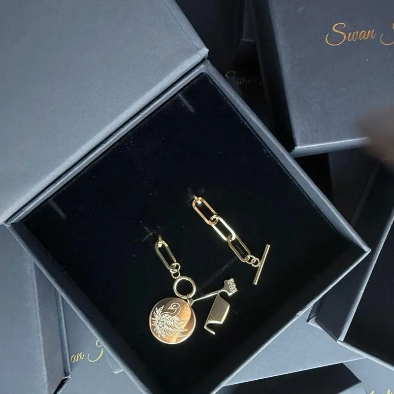 *Swan Charm Bracelet*