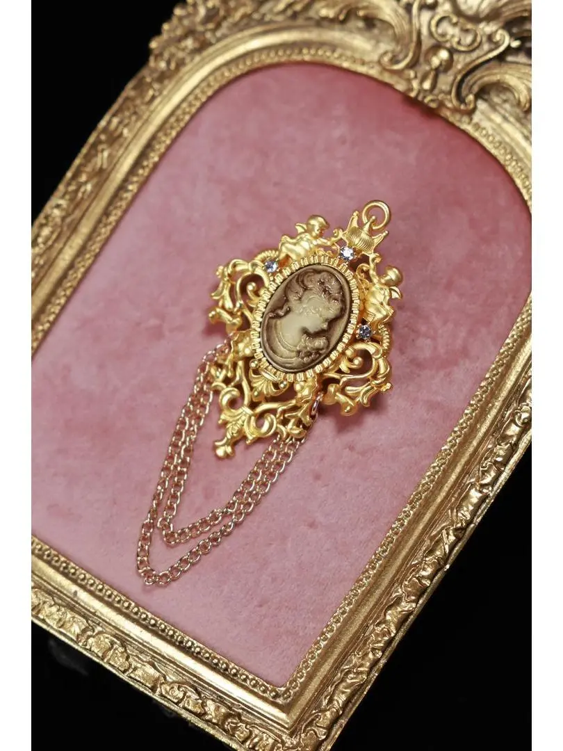 Grape Grinda Brooch