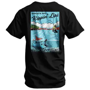 [1][humorous tshirt men]Vintage Fishing Adventure Tee – "Spread’n Hips Rippin’ Lips" Retro Scene, Angler & Giant Fish Graphic, Fishing Club Badge, Nostalgic Outdoor Enthusiast Black Shirt, Trendy Summer Streetwear, Unisex Graphic Tee
